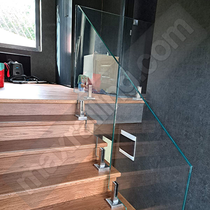 Стъклен парапет с ниски колонки